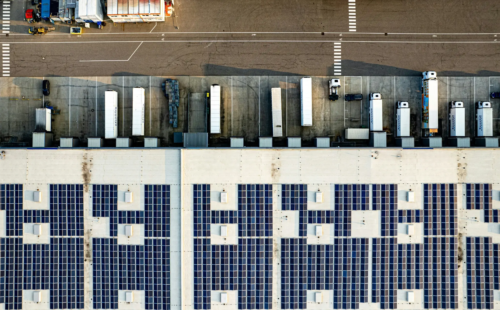 zonnepanelen hal drone view